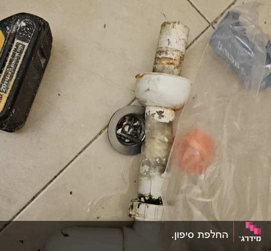 צינור וכלי עבודה על רצפה, קשור לאינסטלציה